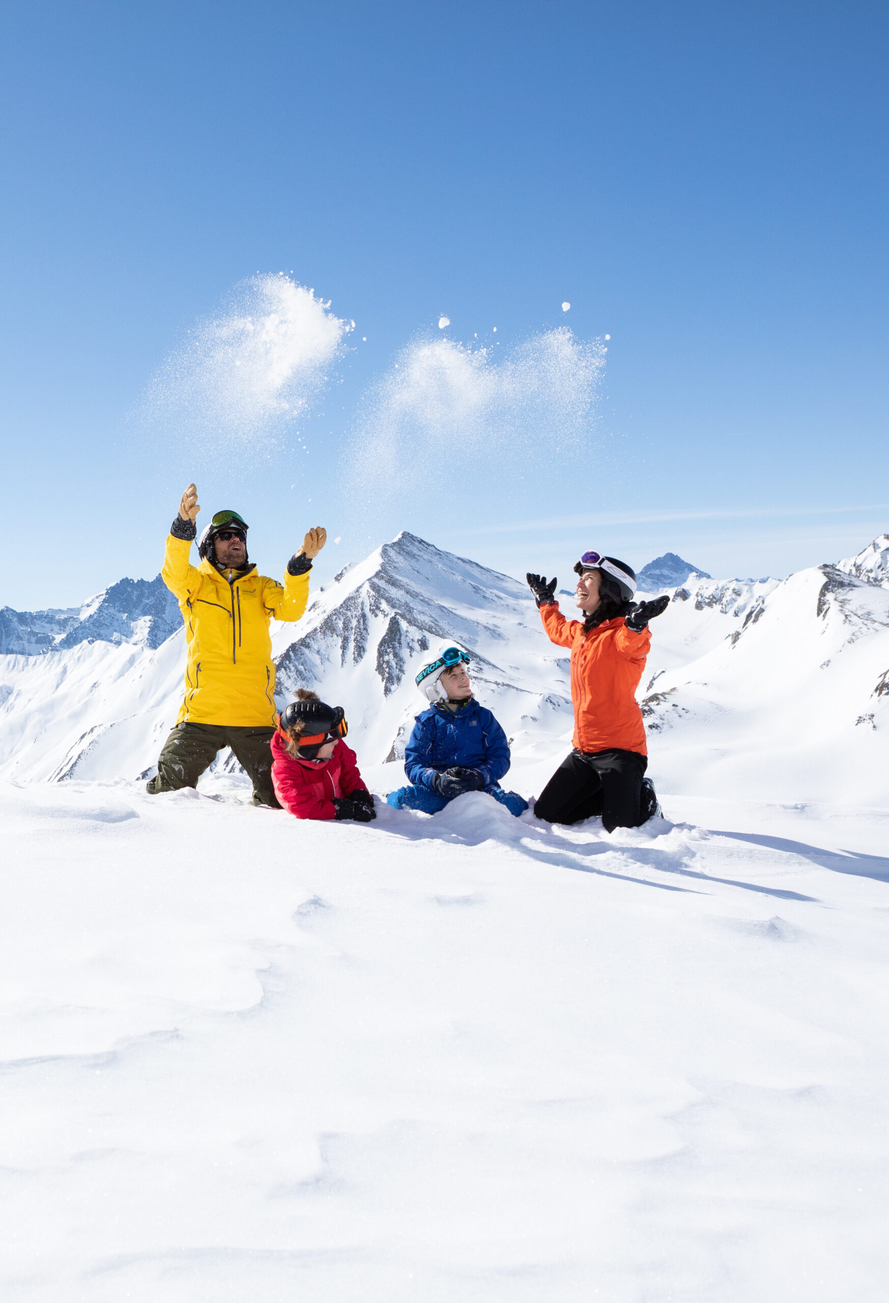 Spass im Schnee mit Helm c Serfaus Fiss Ladis Marketing GmbH Andreas KirschnerWEB scaled aspect ratio 15 22 1 scaled