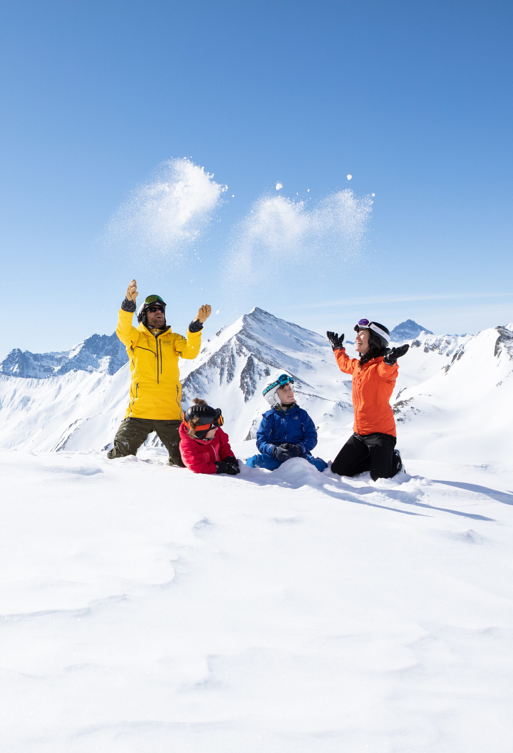 Spass im Schnee mit Helm c Serfaus Fiss Ladis Marketing GmbH Andreas KirschnerWEB scaled aspect ratio 15 22 scaled