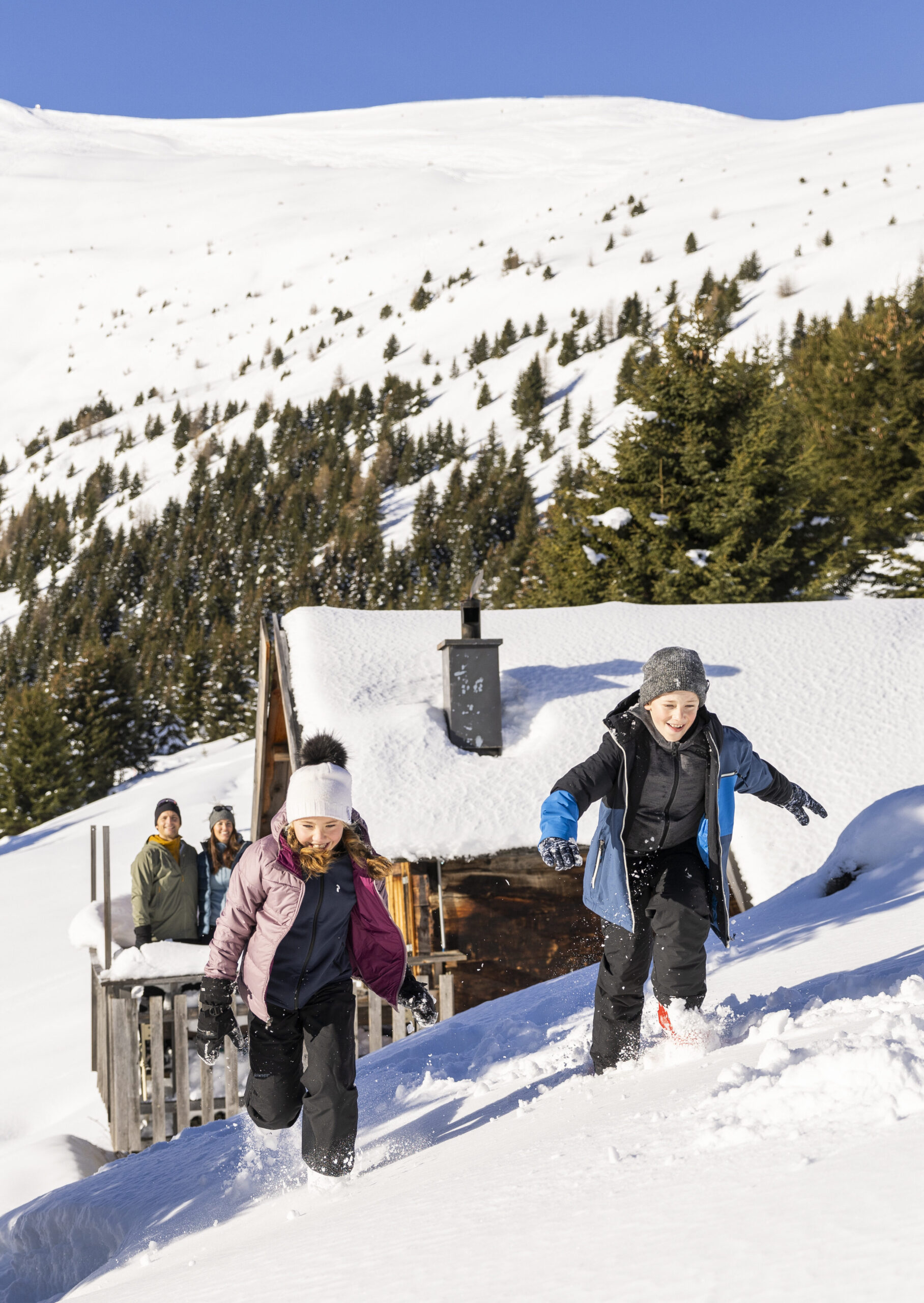 Spass im Schnee Vor der Huette c Serfaus Fiss Ladis Marketing GmbH danielzangerlWEB scaled aspect ratio 61 86 scaled